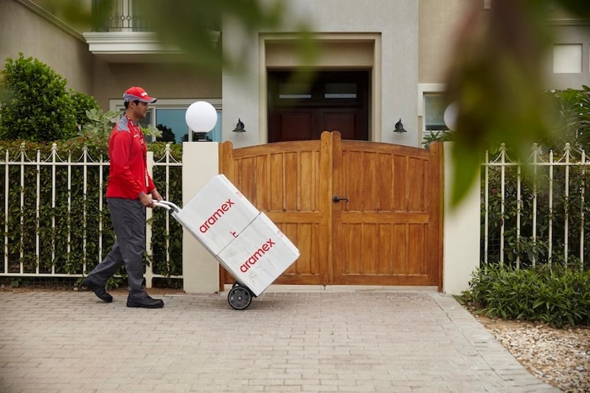 물품을 배송하고 있는 Aramex 배송 기사